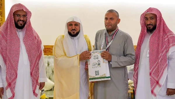 رئيس جامعة الأزهر يبارك لحمادة خطاب بمناسبة فوزه في مسابقة القرآن لحجاج بيت الله. رئيس جامعة الأزهر يبارك لحمادة خطاب بمناسبة فوزه في مسابقة القرآن لحجاج بيت الله.