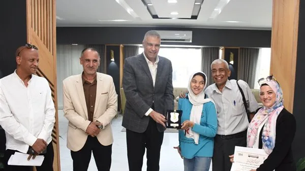 محافظ أسوان يكرم البطلة “آلاء علي” لتفوقها في الاحتفالية الوطنية للإعاقة بحضور زوجة الرئيس محافظ أسوان يكرم البطلة “آلاء علي” لتفوقها في الاحتفالية الوطنية للإعاقة بحضور زوجة الرئيس