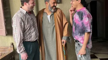 «من يعرف ما الذي نقوم به؟».. أشرف عبدالباقي يسأل جمهوره من كواليس «السادة الأفاضل»