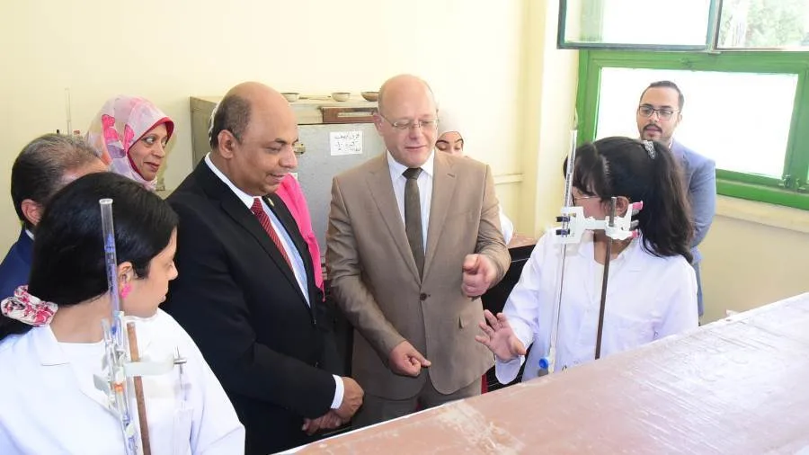 ٤٠ تجربة عملية في الكيمياء خلال المعرض العلمي البحثي الأول لطلاب كلية العلوم بسوهاج ٤٠ تجربة عملية في الكيمياء خلال المعرض العلمي البحثي الأول لطلاب كلية العلوم بسوهاج