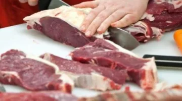 كيفية توزيع الأضحية وآراء العلماء حول التصدق بها والفئات المستفيدة منها