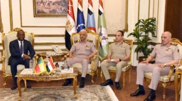 القائد العام للقوات المسلحة يجتمع مع وزير خارجية بنين لاستعراض سبل التعاون العسكري والأمني.