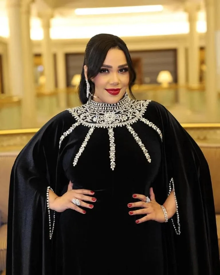 شيماء سيف تثير الجدل في موسم عيد الأضحى المسرحي بالكويت شيماء سيف تثير الجدل في موسم عيد الأضحى المسرحي بالكويت