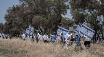 مستوطنون يقتحمون قرية فلسطينية في رام الله ويشعلون النيران في الممتلكات