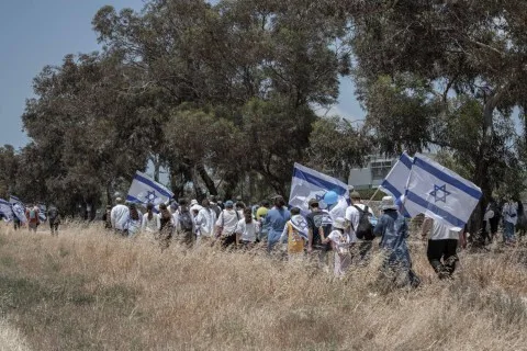 مستوطنون يقتحمون قرية فلسطينية في رام الله ويشعلون النيران في الممتلكات مستوطنون يقتحمون قرية فلسطينية في رام الله ويشعلون النيران في الممتلكات
