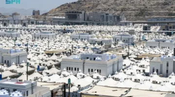 حجاج بيت الله الحرام يرسون في مخيم منى