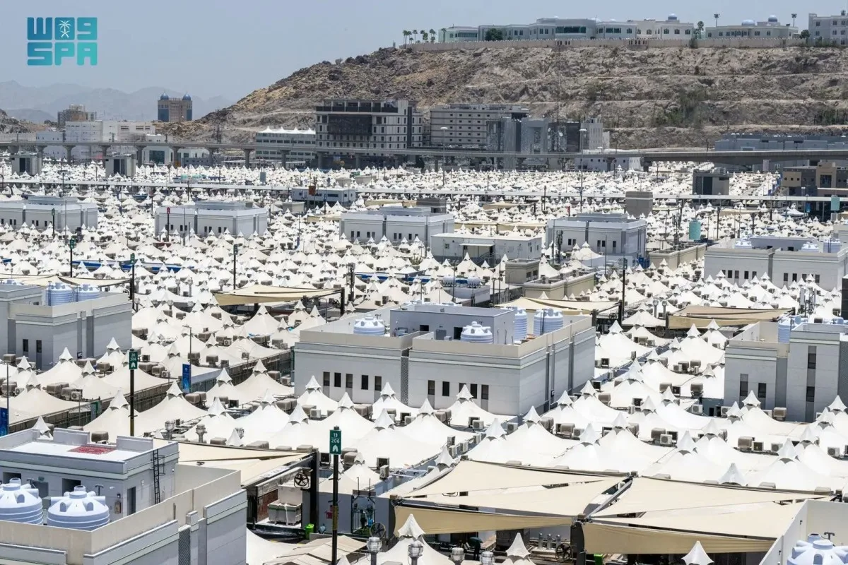 حجاج بيت الله الحرام يرسون في مخيم منى حجاج بيت الله الحرام يرسون في مخيم منى