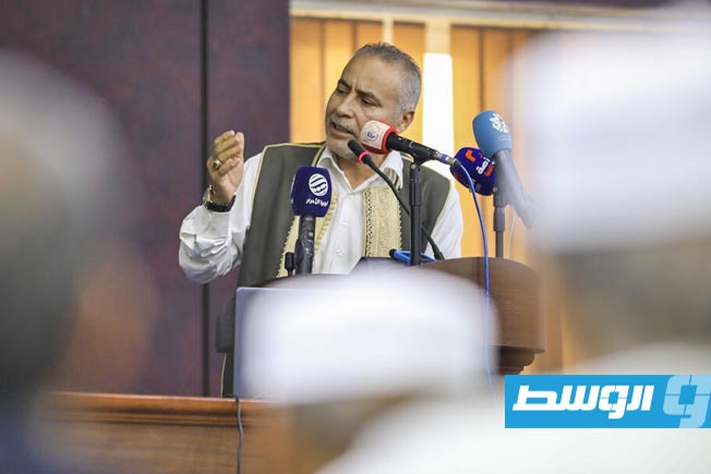 أحد المتحدثين خلال لقاء مفتوح نظمته البعثة الأممية في مدينة الزاوية، الإثنين 2 يونيو 2025 (صفحة البعثة الأممية على فيسبوك)