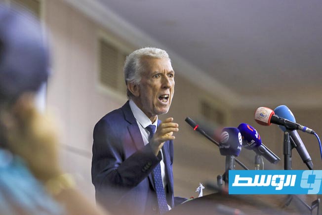 أحد المتحدثين خلال لقاء مفتوح نظمته البعثة الأممية في مدينة الزاوية، الإثنين 2 يونيو 2025 (صفحة البعثة الأممية على فيسبوك)