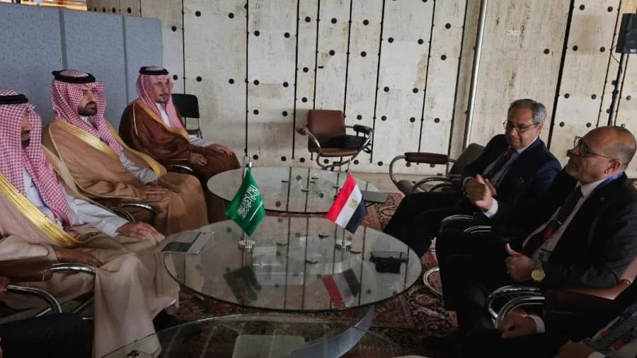 وزير العمل يجتمع مع نظيره السعودي لتعزيز التعاون في المجالات المشتركة. وزير العمل يجتمع مع نظيره السعودي لتعزيز التعاون في المجالات المشتركة.