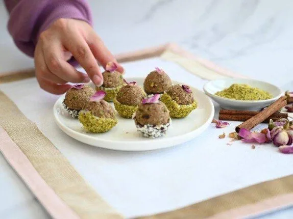 خبيرة تغذية تنبه لـ«الأسبوع» من مخاطر الإكثار من الحلويات والمشروبات الغازية خلال عيد الأضحى خبيرة تغذية تنبه لـ«الأسبوع» من مخاطر الإكثار من الحلويات والمشروبات الغازية خلال عيد الأضحى
