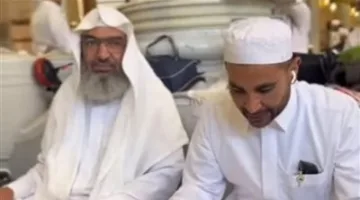 أحمد سعد يقرؤ القرآن في المسجد النبوي.. صورة