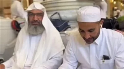 أحمد سعد يقرؤ القرآن في المسجد النبوي.. صورة أحمد سعد يقرؤ القرآن في المسجد النبوي.. صورة