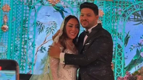 برومانسية رائعة.. محمد شاهين يقدم أغنية لزوجته ملكة جمال الناس في حفل زفافهما برومانسية رائعة.. محمد شاهين يقدم أغنية لزوجته ملكة جمال الناس في حفل زفافهما