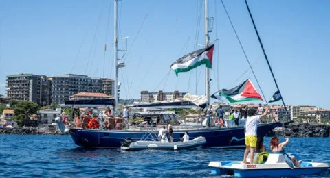 إسرائيل تقرر بشكل نهائي منع سفينة “مادلين” من الاقتراب أو الرسو على سواحل غزة، مع توقعات باعتقال طاقمها. إسرائيل تقرر بشكل نهائي منع سفينة “مادلين” من الاقتراب أو الرسو على سواحل غزة، مع توقعات باعتقال طاقمها.