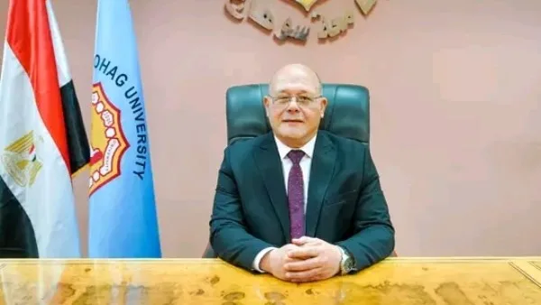 عيد مزدوج: رئيس جامعة سوهاج يتواصل مع الأوائل في الكليات ليعلن عن تكليف 43 معيدًا عيد مزدوج: رئيس جامعة سوهاج يتواصل مع الأوائل في الكليات ليعلن عن تكليف 43 معيدًا