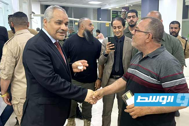 جانب من زيارة تفقدية لمحافظ المصرف المركزي ناجي عيسى لأحد فروع المصارف بطرابلس، الأربعاء 4 يونيو 2025 (صفحة المصرف المركزي على فيسبوك)