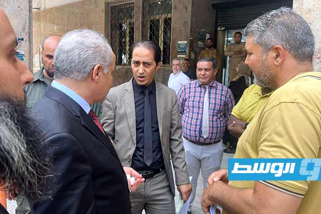 جانب من زيارة تفقدية لمحافظ المصرف المركزي ناجي عيسى لأحد فروع المصارف بطرابلس، الأربعاء 4 يونيو 2025 (صفحة المصرف المركزي على فيسبوك)
