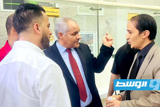 جانب من زيارة تفقدية لمحافظ المصرف المركزي ناجي عيسى لأحد فروع المصارف بطرابلس، الأربعاء 4 يونيو 2025 (صفحة المصرف المركزي على فيسبوك)