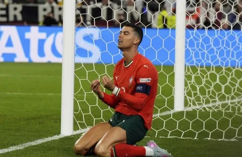 رونالدو يقود منتخب البرتغال نحو انتصار تاريخي على ألمانيا.. (فيديو) رونالدو يقود منتخب البرتغال نحو انتصار تاريخي على ألمانيا.. (فيديو)