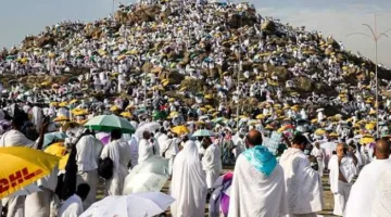 حجاج البيت الحرام يطبقون الركن الأساسي للحج عند جبل عرفات.