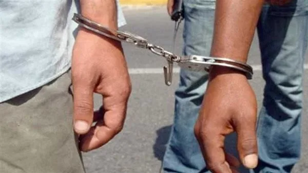 احتجاز شخصين بسبب رقصهم بالأسلحة البيضاء في الشرقية احتجاز شخصين بسبب رقصهم بالأسلحة البيضاء في الشرقية