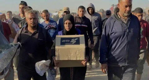 مؤسسة غزة الإنسانية المدعومة من الولايات المتحدة تغلق مراكزها في القطاع يوم الأربعاء عقب استشهاد العديد من المدنيين خلال توزيع المساعدات في الأيام الماضية. مؤسسة غزة الإنسانية المدعومة من الولايات المتحدة تغلق مراكزها في القطاع يوم الأربعاء عقب استشهاد العديد من المدنيين خلال توزيع المساعدات في الأيام الماضية.