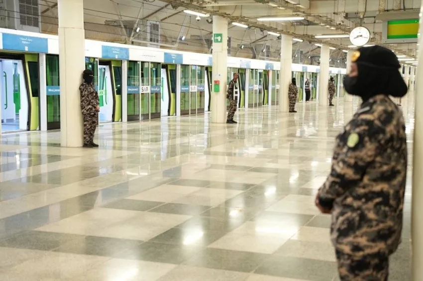 سيدات الأمن في المنشآت يساهمن في تنظيم الحشود سيدات الأمن في المنشآت يساهمن في تنظيم الحشود