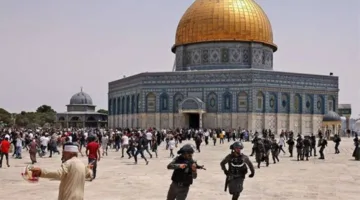 عشرات المستوطنين يهاجمون المسجد الأقصى تحت حماية قوات الاحتلال