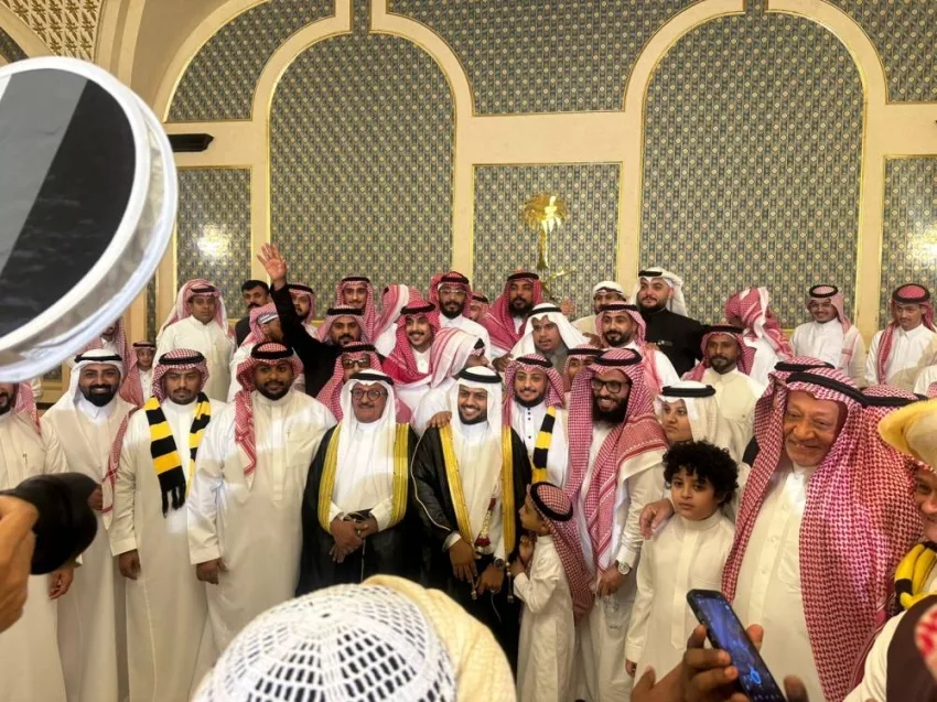 أسرتا أخضر وبهكلي تحتفلان بزفاف فهد إلى عروسه.