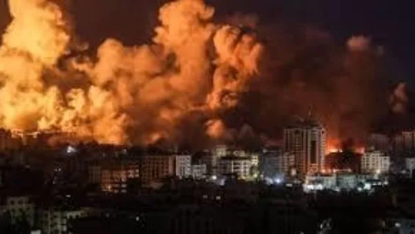 جيش الاحتلال الإسرائيلي يدمر مباني في خان يونس بجنوب غزة. جيش الاحتلال الإسرائيلي يدمر مباني في خان يونس بجنوب غزة.