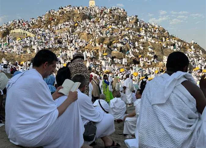 بث حي من جبل عرفات: لحظات حية من وصول الحجاج لأداء ركن الحج الأعلى