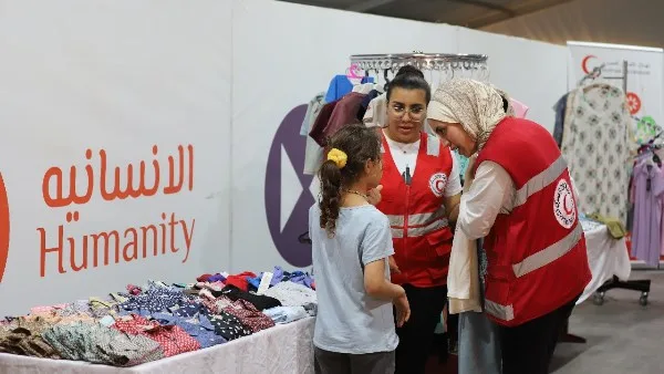 الهلال الأحمر المصري يوزع ملابس العيد على أطفال العائلات الفلسطينية والمصرية