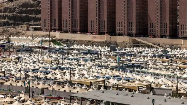 نقل الحجاج إلى عرفات لأداء الركن الأساسي من الحج مع تحذيرات من التعرض لأشعة الشمس نقل الحجاج إلى عرفات لأداء الركن الأساسي من الحج مع تحذيرات من التعرض لأشعة الشمس