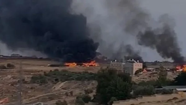 الضفة الغربية: مستوطنون يعتدون على بلدة دير دبوان ويشعلون النيران في المنازل