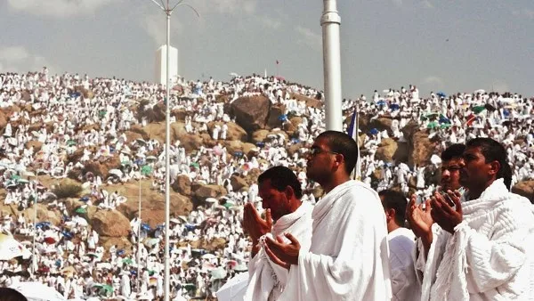 لبيك اللهم لبيك: صدى التلبية يتردد من أكثر من مليوني حاج في ساحة عرفات المباركة لبيك اللهم لبيك: صدى التلبية يتردد من أكثر من مليوني حاج في ساحة عرفات المباركة