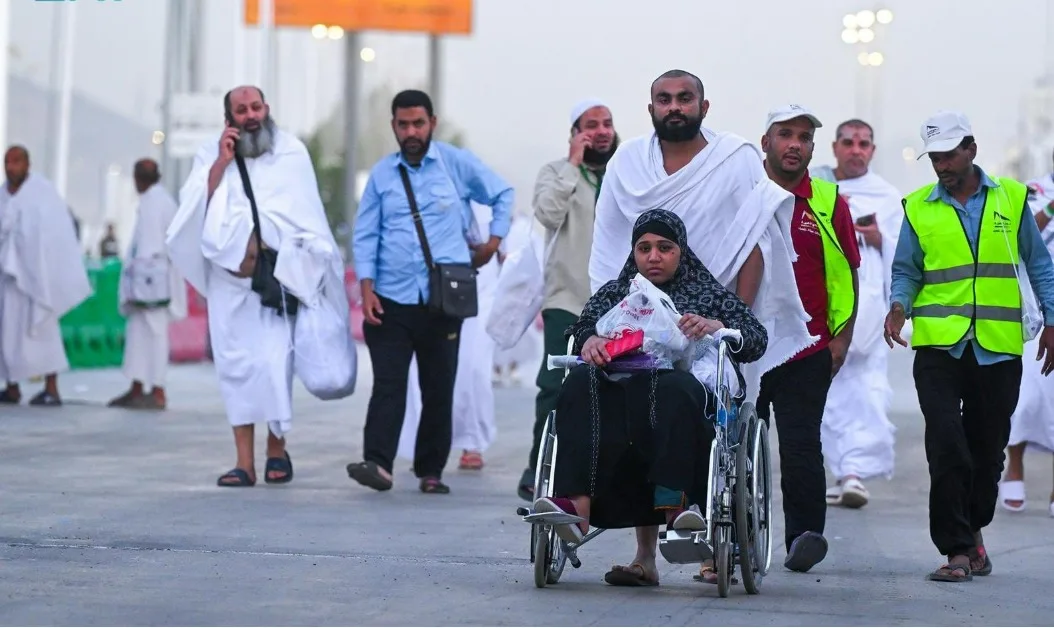 حجاج بيت الله الحرام يتجهون إلى صعيد عرفات المقدس لأداء الركن الأساسي في الحج. حجاج بيت الله الحرام يتجهون إلى صعيد عرفات المقدس لأداء الركن الأساسي في الحج.