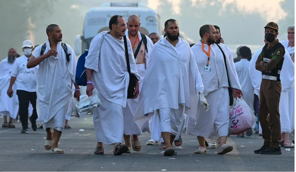 حجاج بيت الله الحرام يتجمعون في عرفات لأداء أهم شعائر الحج. حجاج بيت الله الحرام يتجمعون في عرفات لأداء أهم شعائر الحج.