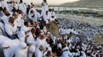 الحجاج يمارسون أهم شعائر الحج على جبل عرفات تحت أشعة الشمس الحارقة.