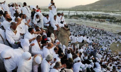 الحجاج يمارسون أهم شعائر الحج على جبل عرفات تحت أشعة الشمس الحارقة. الحجاج يمارسون أهم شعائر الحج على جبل عرفات تحت أشعة الشمس الحارقة.