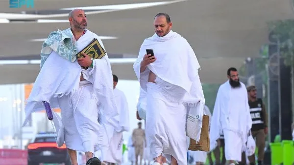 الحجاج يتجهون إلى صعيد عرفات لأداء أبرز مناسك الحج. الحجاج يتجهون إلى صعيد عرفات لأداء أبرز مناسك الحج.