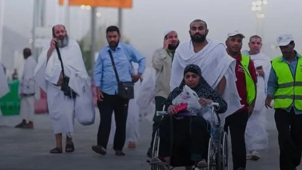 توافد الحجاج إلى صعيد عرفات منذ بزوغ الفجر. توافد الحجاج إلى صعيد عرفات منذ بزوغ الفجر.