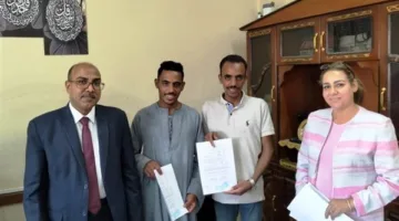 توزيع عقود العمل على مجموعة من شباب أسوان للعمل في الأردن.