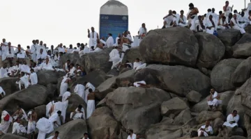 بث مباشر: الحجاج يتدفقون على جبل عرفات لتأدية أهم شعائر الحج