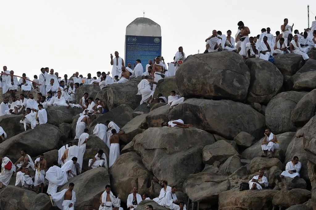 بث مباشر: الحجاج يتدفقون على جبل عرفات لتأدية أهم شعائر الحج
