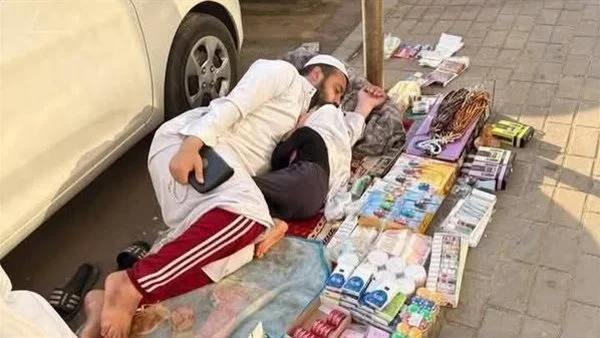 بائع متجول يضم ابنته في شارع عباس العقاد يثير تفاعلاً كبيراً على وسائل التواصل الاجتماعي بائع متجول يضم ابنته في شارع عباس العقاد يثير تفاعلاً كبيراً على وسائل التواصل الاجتماعي