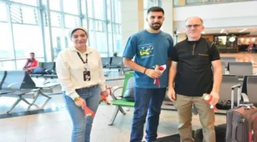 مطار القاهرة يحيي اليوم العالمي للبيئة من خلال توزيع الزهور على الركاب