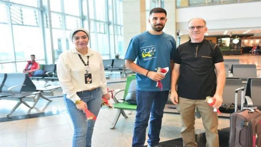 مطار القاهرة يحيي اليوم العالمي للبيئة من خلال توزيع الزهور على الركاب مطار القاهرة يحيي اليوم العالمي للبيئة من خلال توزيع الزهور على الركاب