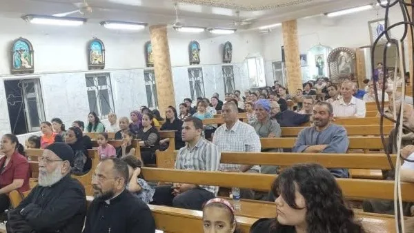 الأنبا بشارة جودة يقود اجتماع الصلاة في كنيسة ملكة السلام بالفكرية الأنبا بشارة جودة يقود اجتماع الصلاة في كنيسة ملكة السلام بالفكرية