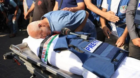 مجزرة جديدة: استشهاد 3 صحفيين وإصابة آخرين جراء غارة إسرائيلية استهدفتهم في مستشفى “المعمداني” في وسط مدينة غزة. مجزرة جديدة: استشهاد 3 صحفيين وإصابة آخرين جراء غارة إسرائيلية استهدفتهم في مستشفى “المعمداني” في وسط مدينة غزة.